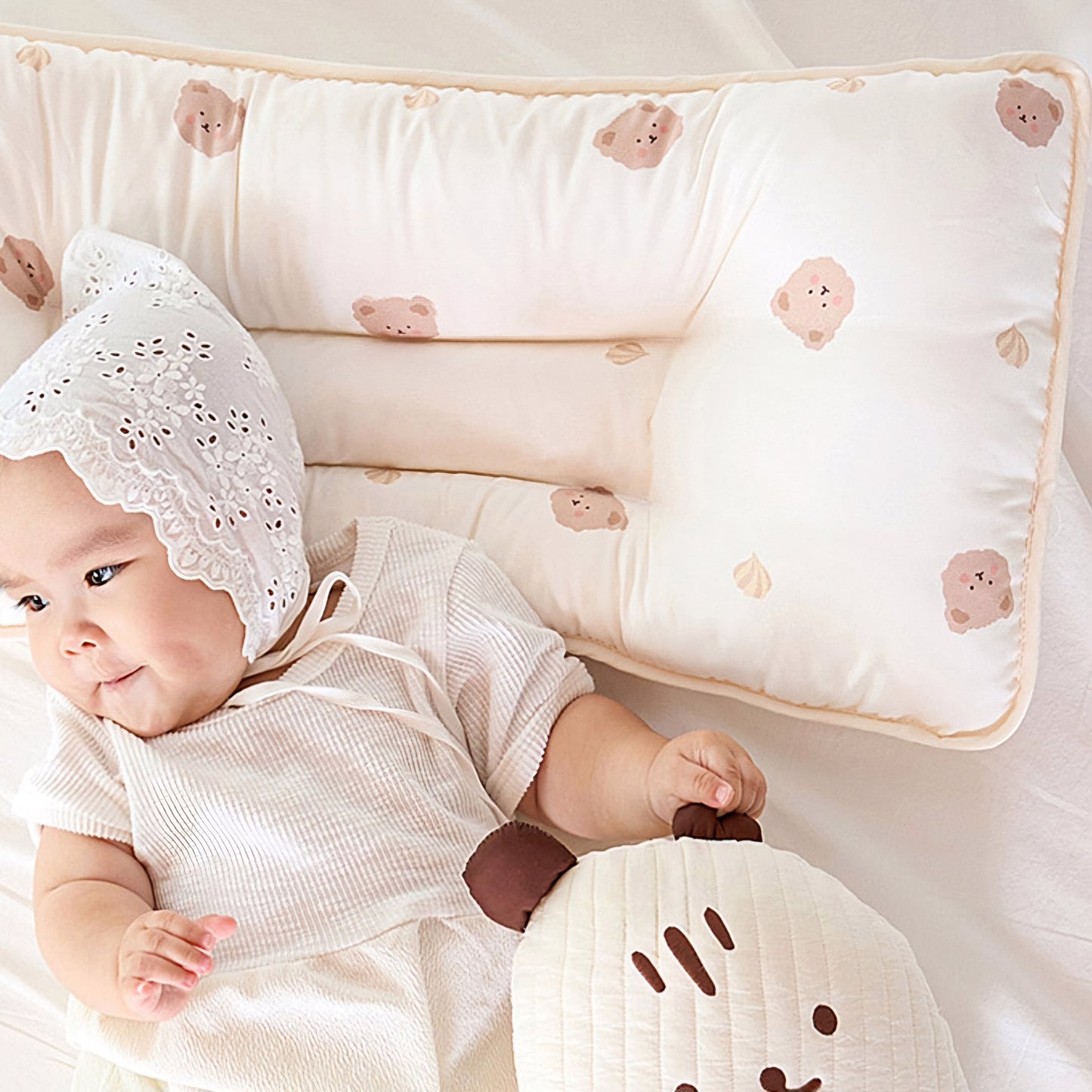 CREAM BEAR WIDE PILLOW