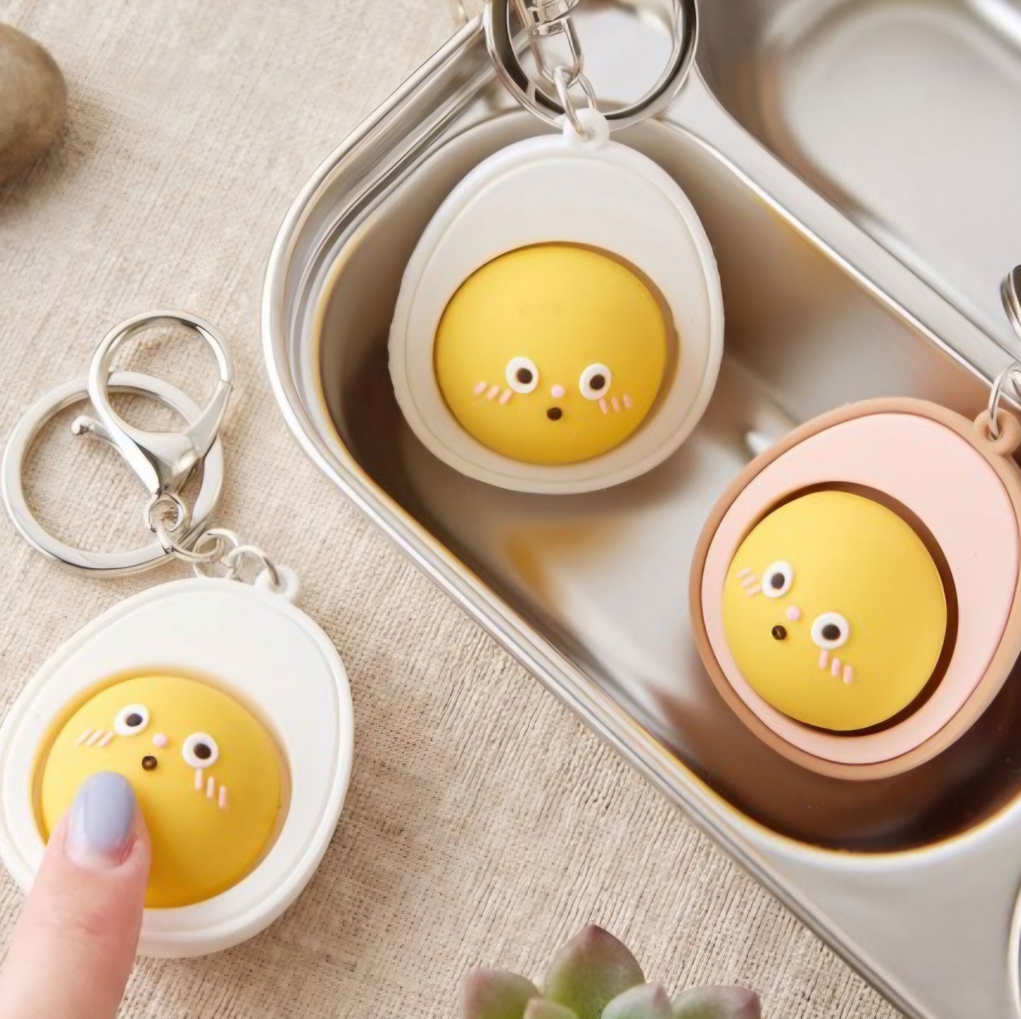 EGG CLICKER KEYRING RANDOM